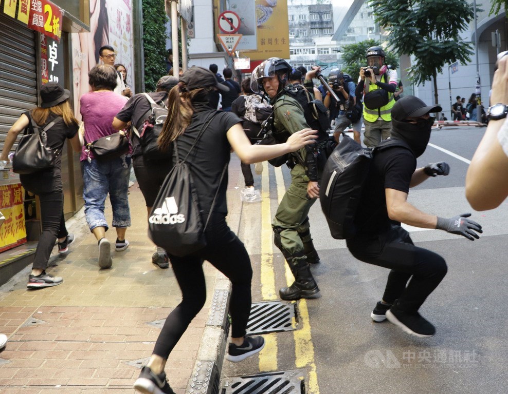 香港「反送中」人士申請2日下午在維多利亞公園集會,活動雖遭警方否決,但仍有大批支持者到場。圖為港警在銅鑼灣軒尼詩道追捕參與的示威者。中央社記者張謙香港攝 108年11月2日