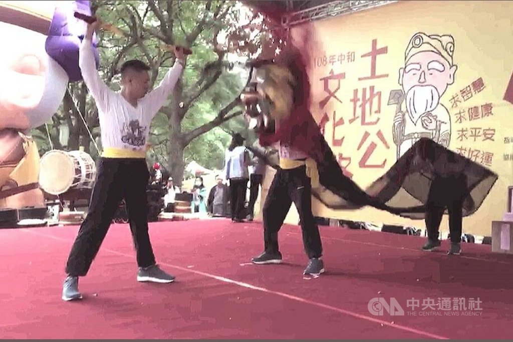 台南市歸仁區看東弘農宮金獅陣,今年首次獲邀到新北市參加土地公文化祭活動表演,希望讓北部民眾認識南部的傳統陣頭。(看東弘農宮提供)中央社記者楊思瑞台南傳真 108年11月4日