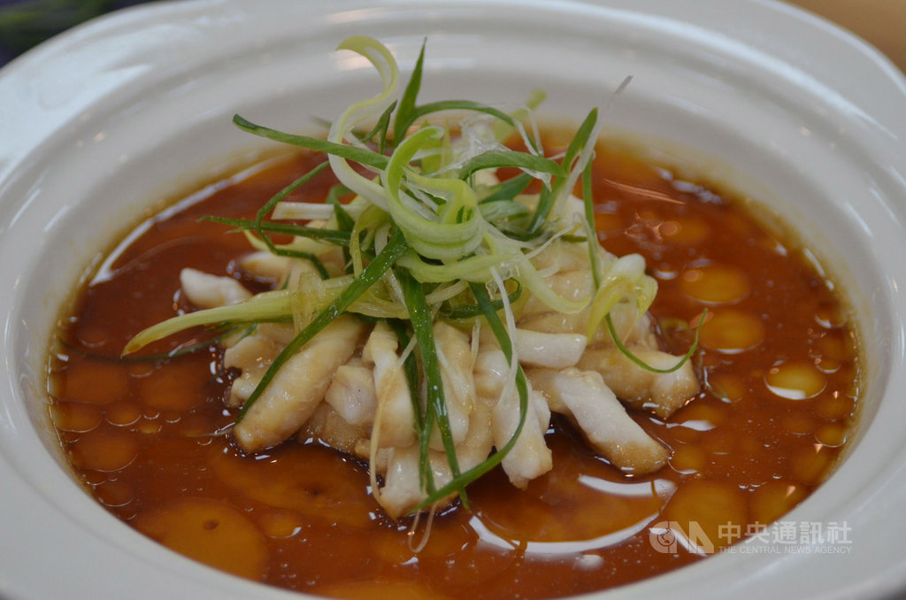 澎湖縣政府4日舉辦「土魠魚創意料理」競賽,邀集大廚大秀廚藝,端出各具特色的創意料理,由澎澄飯店的「古法金絲天人菊」贏得冠軍。中央社 108年11月4日