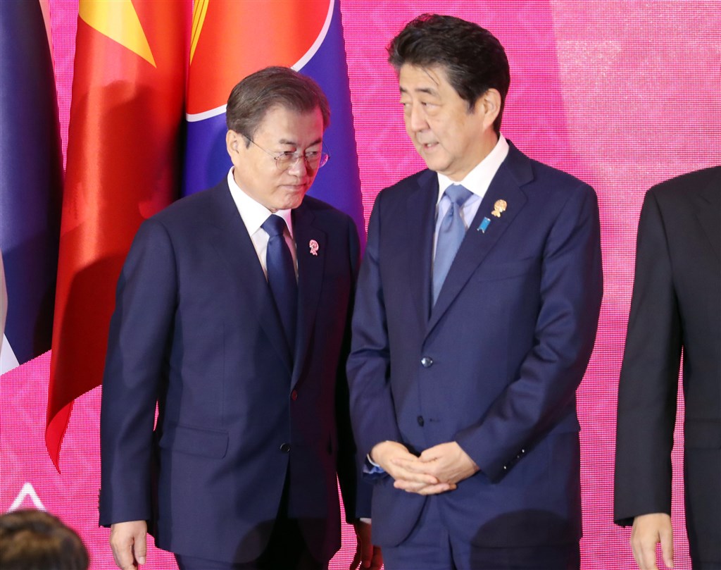 南韓總統文在寅(左)4日在曼谷會晤日本首相安倍晉三(右),兩國領導人一致認為韓日關係非常重要,需以對話解決懸而未決的問題。(韓聯社提供)