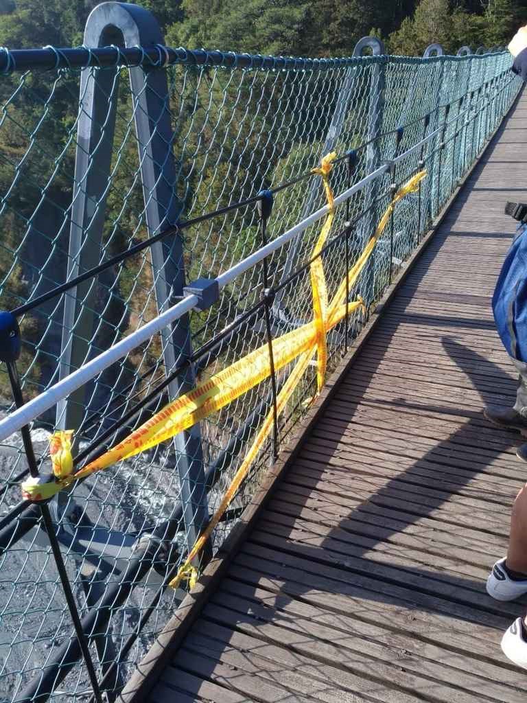 南投縣仁愛鄉奧萬大森林遊樂區3日發生一名2歲大男童從吊橋摔落溪谷意外,消防人員將男童送醫搶救後仍宣告不治,現場已封鎖待檢警調查。(南投林局管理處提供)中央社記者吳哲豪傳真 108年11月3日