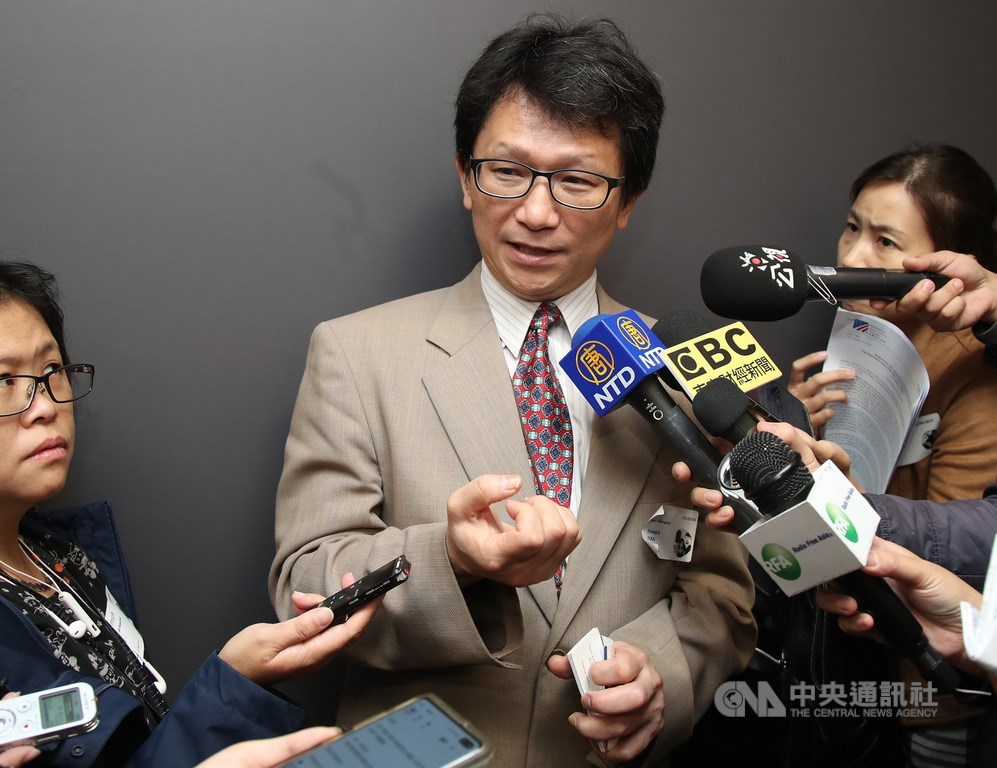 台美首度共同舉辦國際網路演練,聯合10國以上之力打資安戰,行政院資通安全處長簡宏偉(中)表示,台灣公部門每月遭受境外網攻次數平均達3000萬,但防禦率高達99.99%以上。中央社記者張新偉攝 108年11月4日