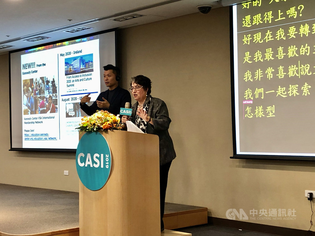 「全人文化近用與社會共融國際研討會」5日在台北登場,開幕主題演講邀請美國甘迺迪中心近用及身心障礙藝術教育發展企劃處長貝蒂賽吉兒(Betty Siegel)(右)闡述「文化近用的啟發性思考」;她強調,面對身心障礙者,要改變的是社會,更要真心接納。中央社記者洪健倫攝 108年11月5日