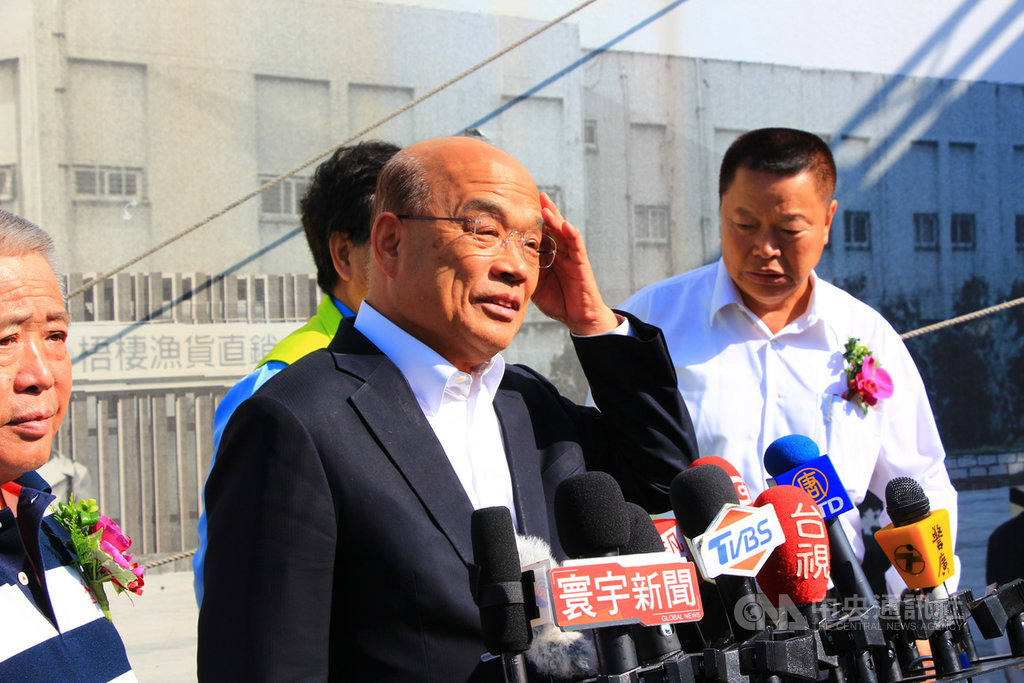 國民黨總統參選人韓國瑜4日與廠商座談,有業者盼規劃「休閒專區」讓移工放心休憩。行政院長蘇貞昌(中)5日表示,不能為安寧集中管理,隔離方式是最落伍,也是最歧視的。中央社記者蘇木春攝 108年11月5日