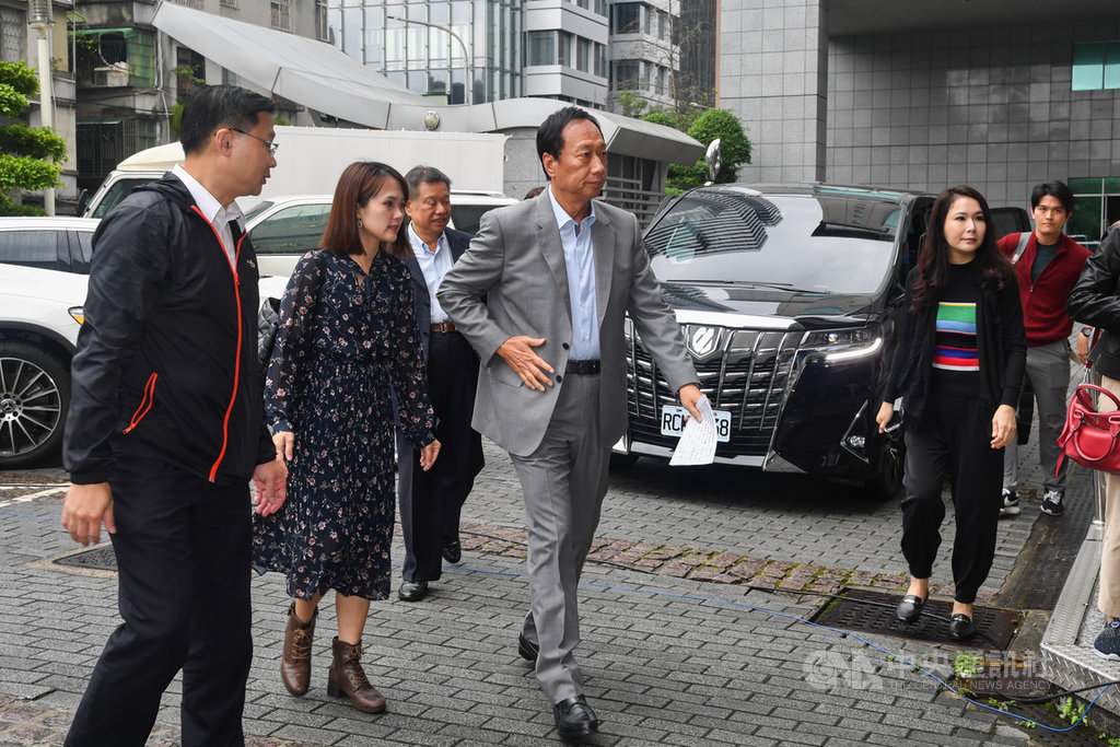 鴻海創辦人郭台銘(前左3)針對日前網友惡意散播母親身故謠言,5日上午親赴刑事警察局提告。中央社記者林俊耀攝 108年11月5日