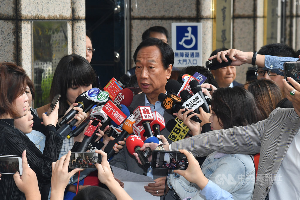 鴻海創辦人郭台銘(前中)針對有人在臉書惡意散播母親身故謠言,5日上午赴刑事警察局提告。他受訪時表示,提告是忍無可忍,「任何人不能詛咒我的母親」。中央社記者林俊耀攝 108年11月5日