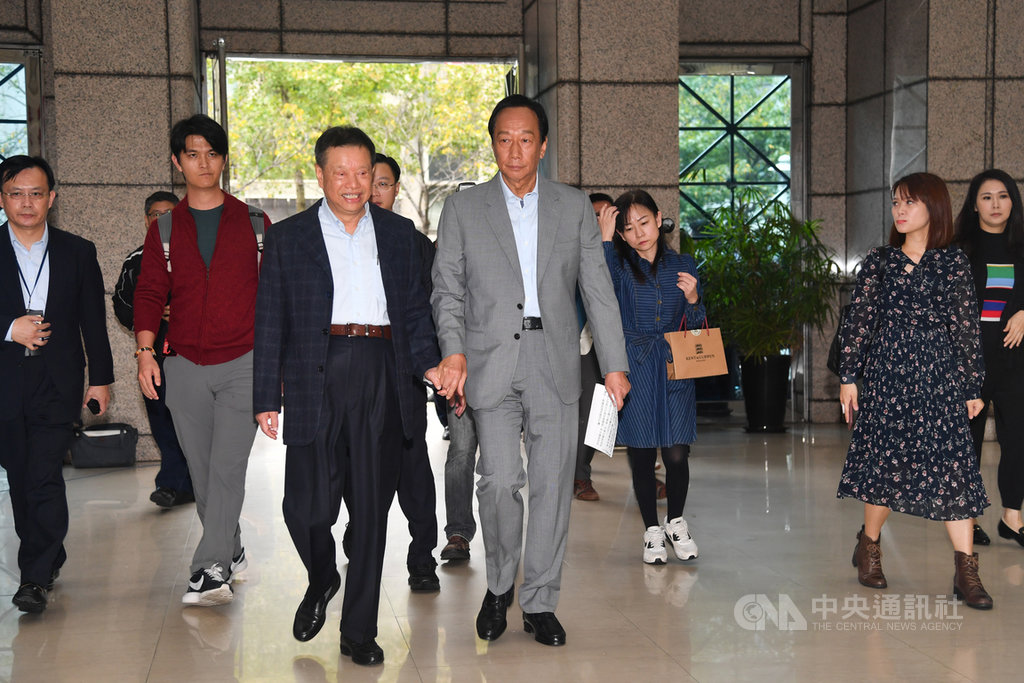 有網友在社群網站惡意散播鴻海創辦人郭台銘母親過世的假消息,郭台銘(前左4)5日上午親赴刑事警察局提告。中央社記者林俊耀攝 108年11月5日