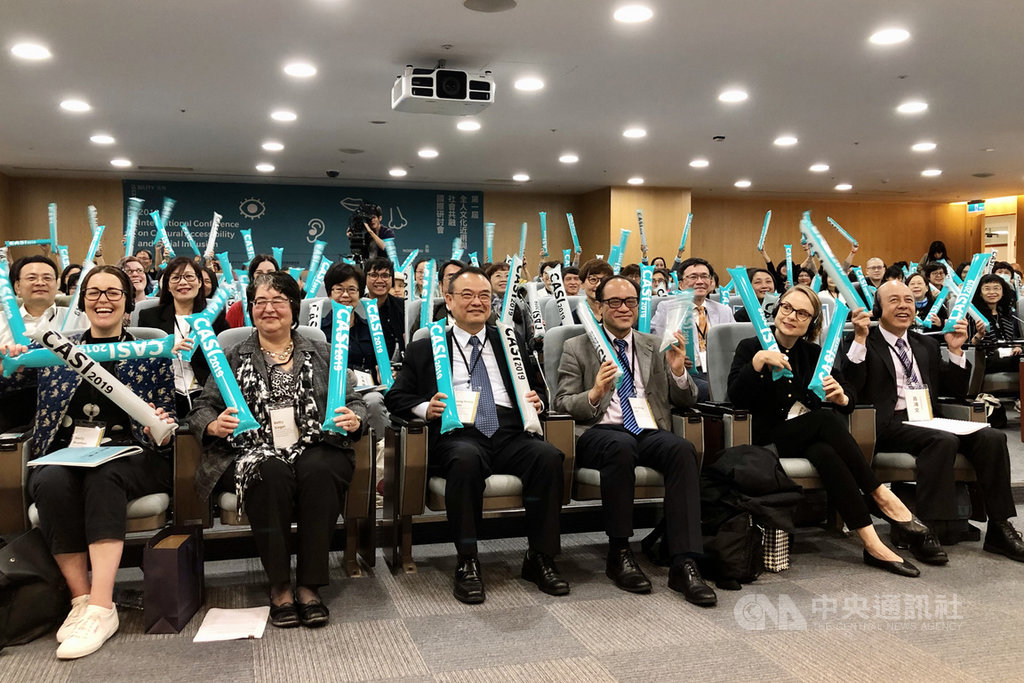 文化部指導、國立台灣美術館主辦的「全人文化近用與社會共融國際研討會」5日在台北開幕。文化部政務次長蕭宗煌(前排左3)、國立台灣美術館館長林志明(前排左4)與美國甘迺迪中心近用及身心障礙藝術教育發展企劃處長貝蒂賽吉兒(Betty Siegel)(前排左2)等人出席開幕式。中央社記者洪健倫攝 108年11月5日