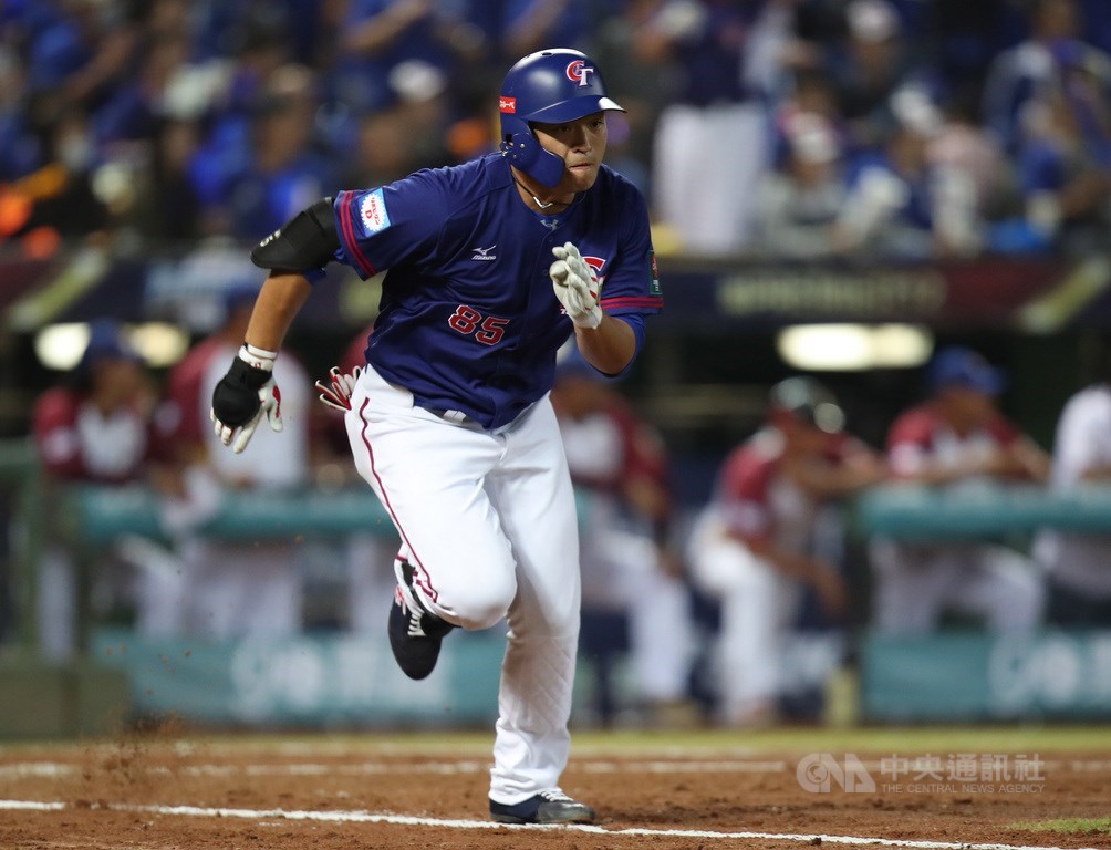 2019第2屆世界12強棒球錦標賽B組預賽,中華隊6日第2戰在台中洲際球場對上委內瑞拉,中華隊朱育賢7局上敲出二壘安打帶1分打點,助隊拿下關鍵1分。中央社記者張新偉攝 108年11月6日