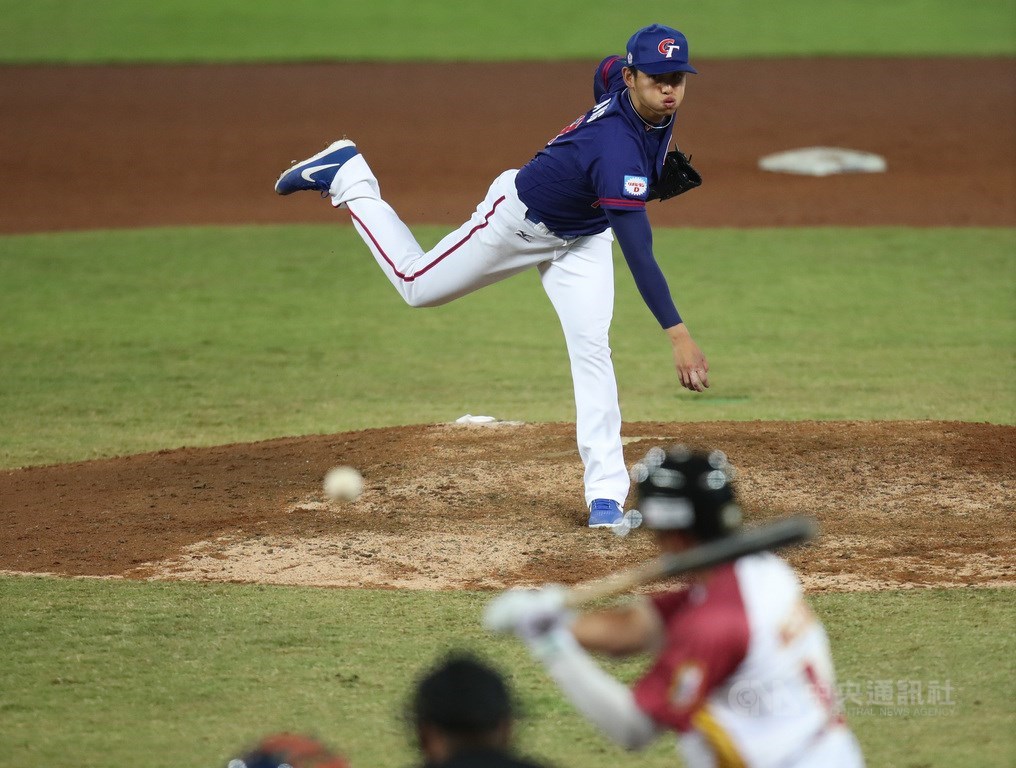 2019世界12強棒球錦標賽中華隊6日晚間在洲際棒球場迎戰委內瑞拉,中華先發投手張奕用102球封鎖對方7局,僅被敲出4支安打,送出6次三振,無失分。中央社記者張新偉攝 108年11月6日