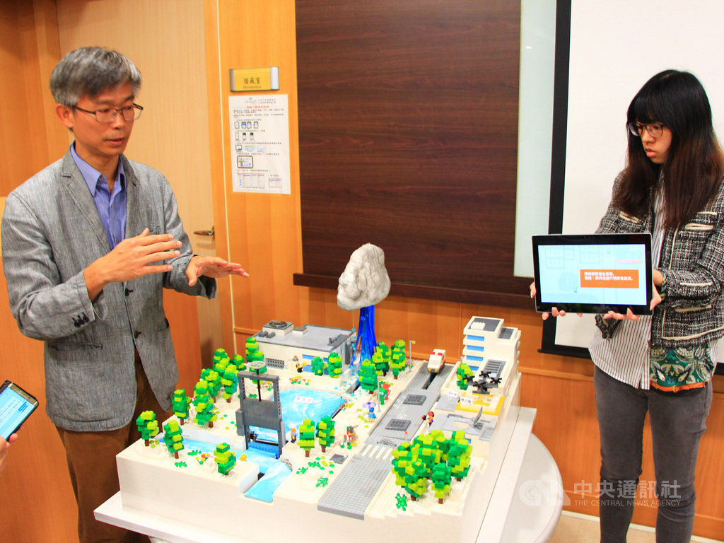 中部科學園區管理局建置智慧防減災系統,6日展示智慧防災水情系統預警成果,搭配LINE水情機器人及利用無人機進行智慧巡檢,可即時推播水情示警訊息。中央社記者蘇木春攝 108年11月6日