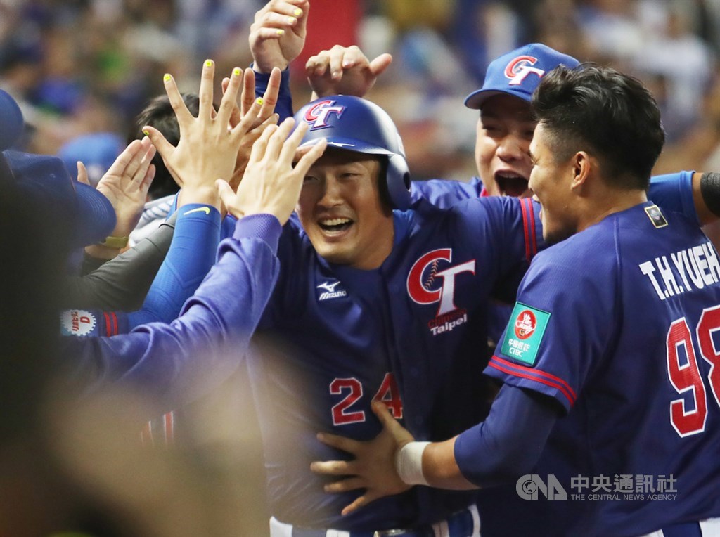 世界12強棒球賽B組預賽第2天,中華隊6日晚間在台中洲際球場迎戰委內瑞拉。7局上中華隊朱育賢敲出左外野方向二壘安打,帶有1分打點,跑者林哲瑄(中)回本壘得分。中央社記者張新偉攝 108年11月6日