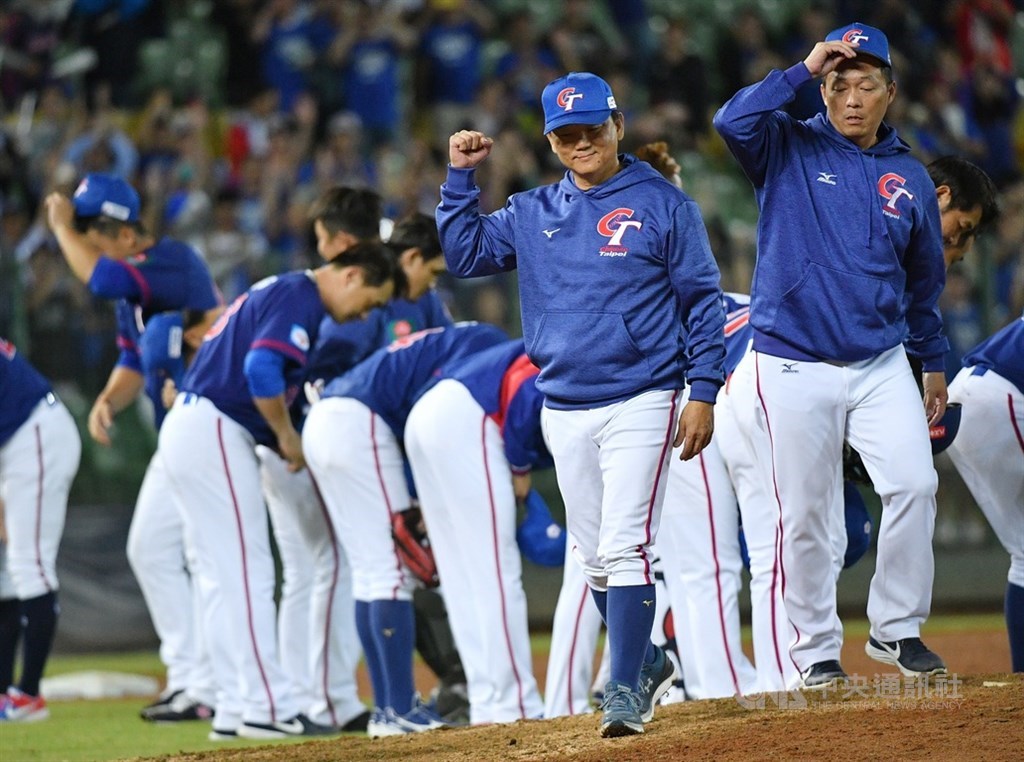 2019第2屆世界12強棒球錦標賽中華隊6日晚間結束B組預賽第2戰,以3比0擊退委內瑞拉笑收2連勝,也確定與日本攜手晉級複賽,賽後中華隊總教練洪一中(前右2)開心振臂。中央社記者張新偉攝 108年11月6日