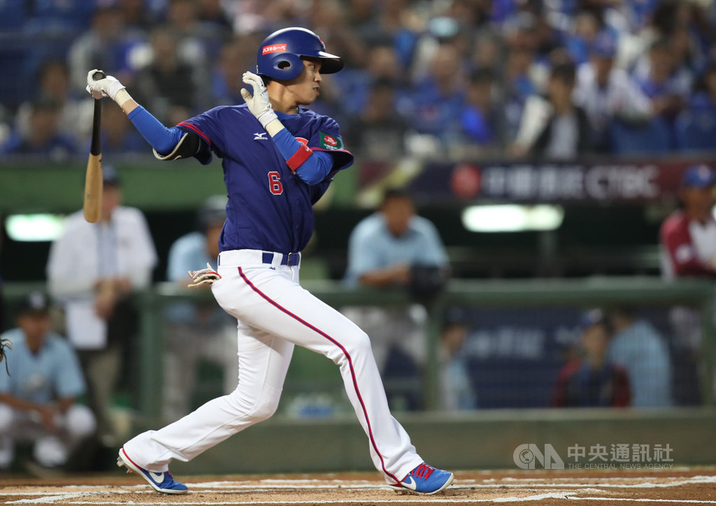 2019世界12強棒球錦標賽B組預賽第2天,中華隊6日晚間在台中洲際球場迎戰委內瑞拉,1局上,中華隊首棒王威晨隨即敲安上壘。中央社記者張新偉攝 108年11月6日