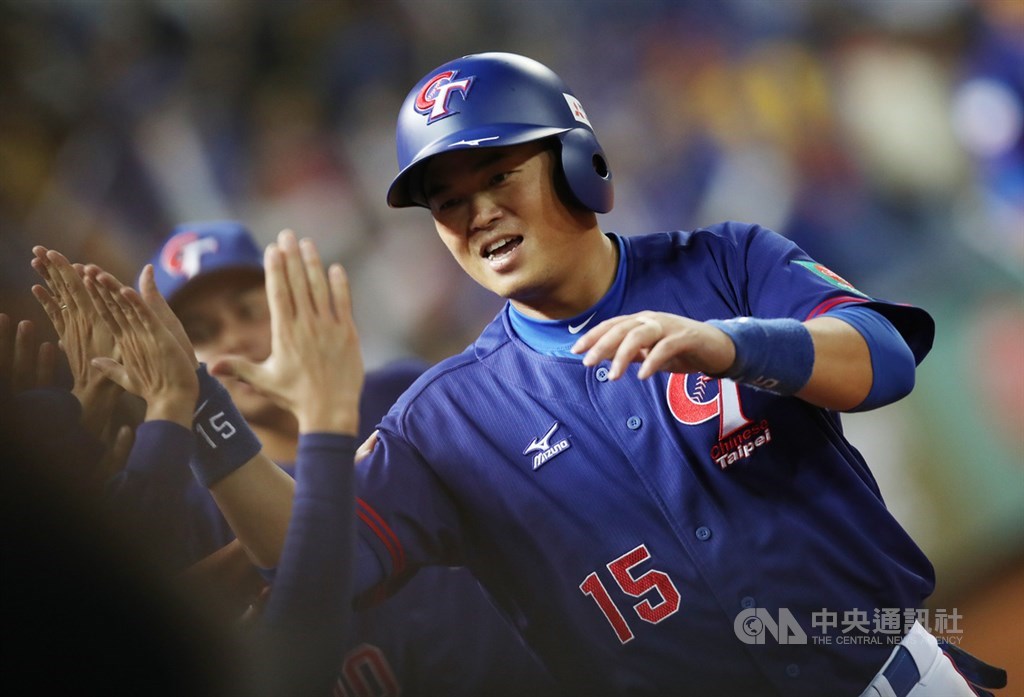 2019第2屆世界12強棒球錦標賽B組預賽,中華隊6日晚間在台中洲際棒球場迎戰委內瑞拉,中華隊胡金龍9局敲出安打後,靠著盜壘與對手暴投跑回1分,在休息區與隊友擊掌慶祝。中央社記者張新偉攝 108年11月6日