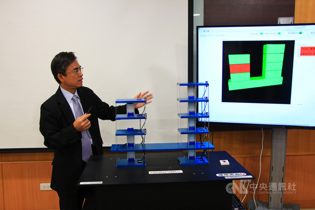 中部科學園區管理局建置智慧防減災系統,中科管理局長許茂新6日展示結構安全監測系統預警成果。中央社記者蘇木春攝 108年11月6日
