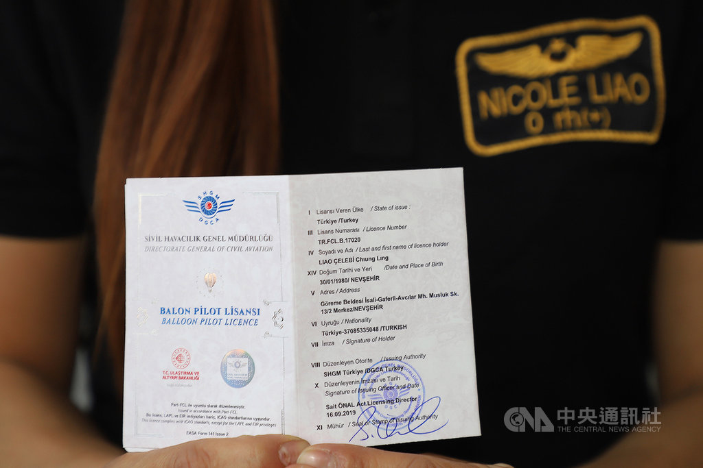 土耳其民用航空總局核發證書(圖),台南長大的Nicole成為第一位在舉世知名熱氣球觀光重鎮石頭城取得熱氣球飛行員執照的台灣人。圖為10月25日攝。中央社記者何宏儒石頭城攝 108年11月6日