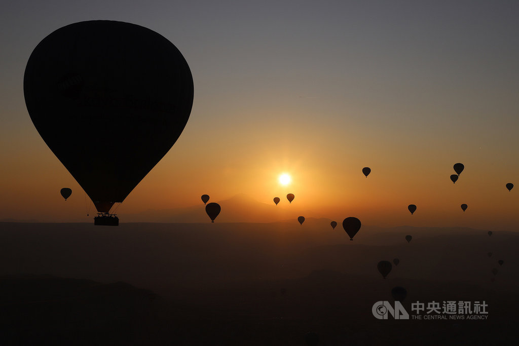 石頭城為土耳其最具視覺震撼力旅遊景點之一,一年有逾200天適合熱氣球飛行。主管機關允許每天150顆彩球升空,壯麗場景好像童話般不真實。圖為10月24日攝。中央社記者何宏儒石頭城攝 108年11月6日