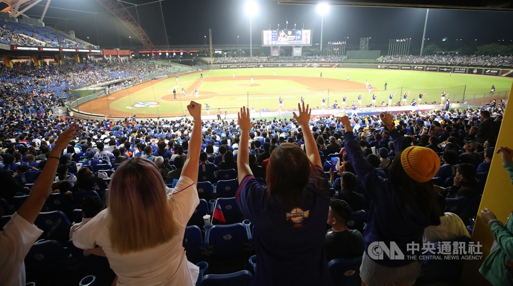 2019第2屆世界12強棒球錦標賽B組預賽在台開打第2天,中華隊與委內瑞拉隊6日晚間在台中交手,大批地主球迷跟著應援團賣力為選手加油打氣。中央社記者張新偉攝 108年11月6日
