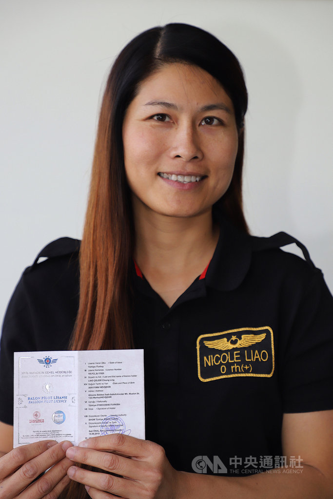土耳其民用航空總局核發證書,台南長大的Nicole(圖)成為第一位在舉世知名熱氣球觀光重鎮石頭城取得熱氣球飛行員執照的台灣人。圖為10月25日攝。中央社記者何宏儒石頭城攝 108年11月6日