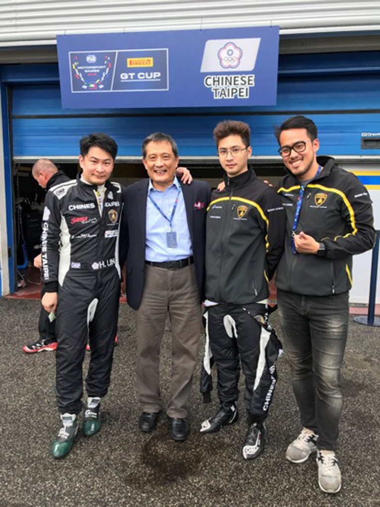 駐義代表李新穎(左2)前往賽車會場,替台灣選手林帛亨(左)、陳意凡(右2)打氣,並討論加強台義賽車運動合作的可能性。(駐義代表處提供)中央社記者黃雅詩羅馬傳真 108年11月6日