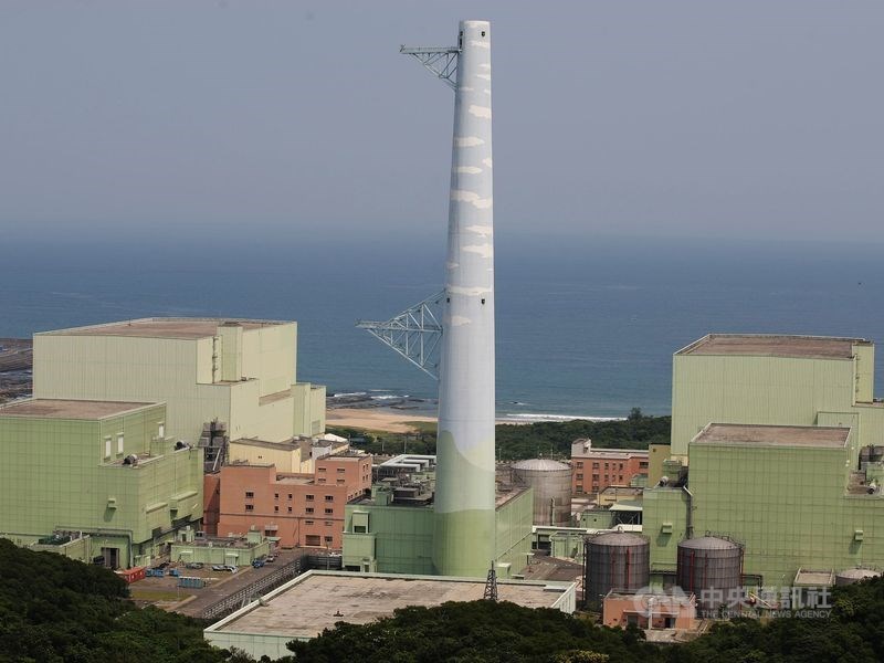 監委田秋堇、趙永清、林盛豐6日表示,台電辦理核四廠址地質調查過程,未及時發現並評估海域斷層對核能電廠的影響,確有違失,監察院提案糾正台電、經濟部。圖為核四廠區。(中央社檔案照片)