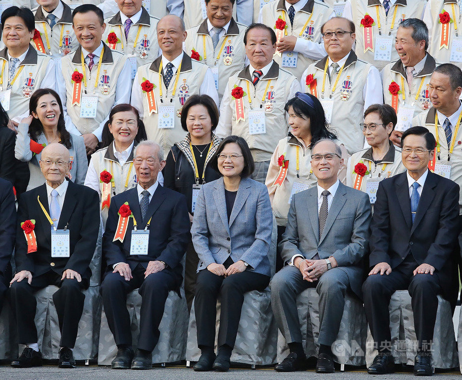 國防部後備指揮部6日舉行國防部108年後備軍人輔導工作會議,總統蔡英文(前中)出席並與全體大合影。中央社記者郭日曉攝 108年11月6日