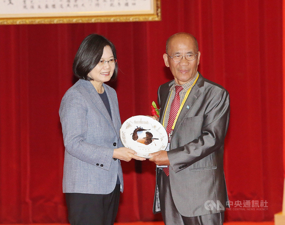 國防部後備指揮部6日舉行國防部108年後備軍人輔導工作會議,總統蔡英文(左)出席,頒獎表揚中部地區嘉義委顧團團長鄭金鎮(右)等人。中央社記者郭日曉攝 108年11月6日