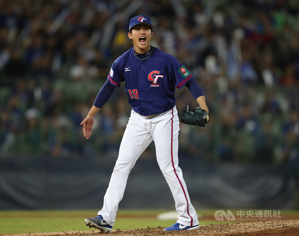 2019世界12強棒球賽B組預賽,中華隊6日第2戰在台中迎戰委內瑞拉,由投手張奕先發登板,5局下飆出三振成功化解一、二壘有跑者危機,隨後振臂吶喊,全場球迷嗨翻。中央社記者張新偉攝 108年11月6日