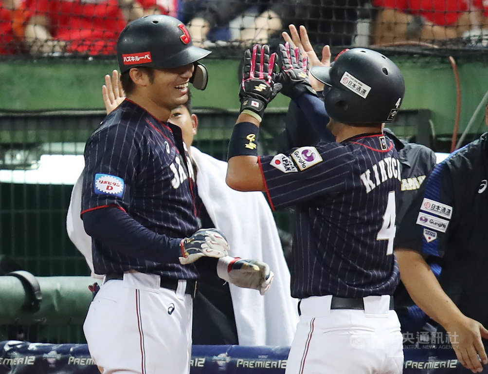 2019第2屆世界12強棒球錦標賽B組預賽7日進入最後一天賽程,在台中洲際棒球場由中華隊交手日本隊,3局上日本鈴木誠也(左)轟出兩分砲,回到休息區與隊友擊掌致意。中央社記者張新偉攝 108年11月7日