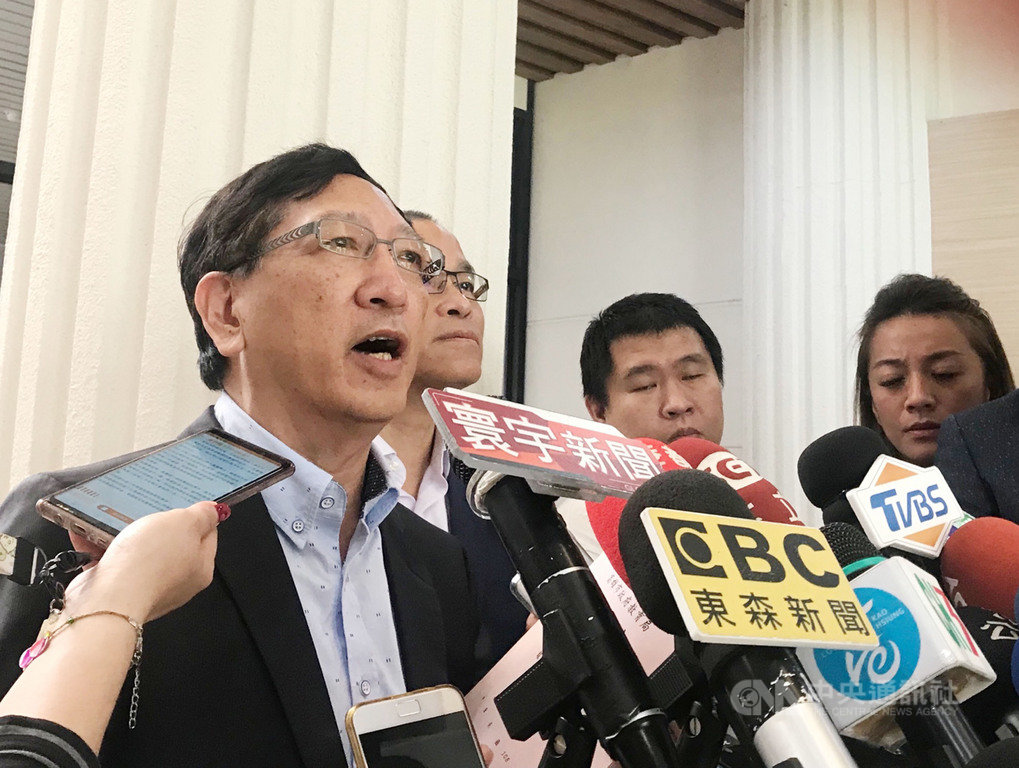 高雄市政府教育局長吳榕峯(左)7日在高雄市議會受訪表示,教育局是用教育的手段處理,包括要求當事人寫心得報告,但當事人可以不寫,沒有強迫性。中央社記者王淑芬攝 108年11月7日