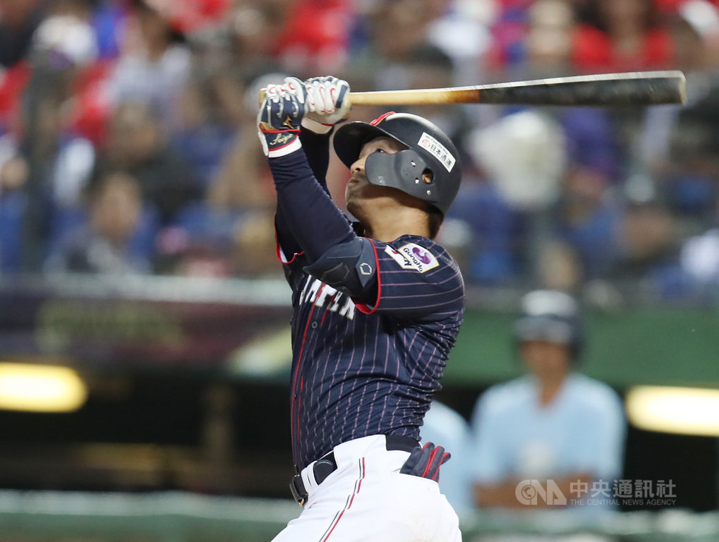 2019第2屆世界12強棒球錦標賽B組預賽,7日晚間在台中洲際球場進行台日大戰,3局上,日本打者鈴木誠也開轟,敲出兩分砲,助日本暫時以4比0領先。中央社記者張新偉攝 108年11月7日