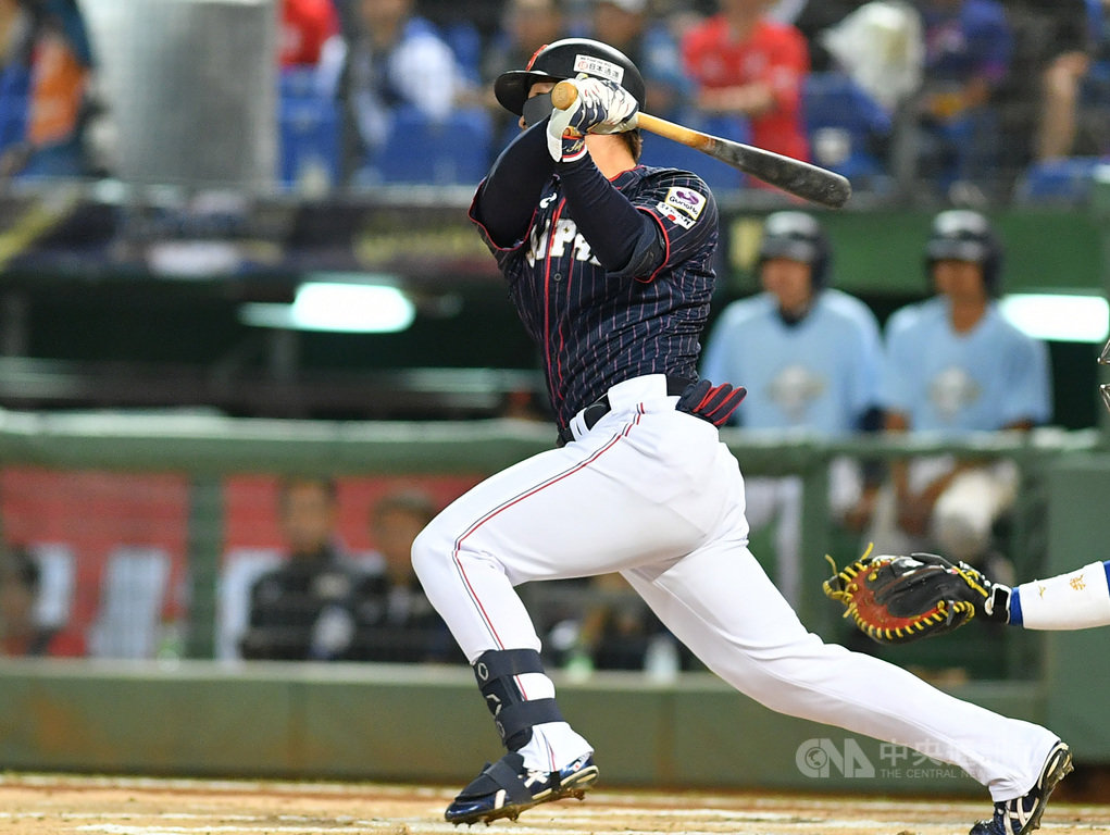 2019世界12強棒球錦標賽B組預賽在台開打,7日晚間最後一戰在洲際棒球場由中華隊對上日本隊,1局上,日本隊鈴木誠也敲出中外野方向三壘安打帶有1分打點。中央社記者張新偉攝 108年11月7日