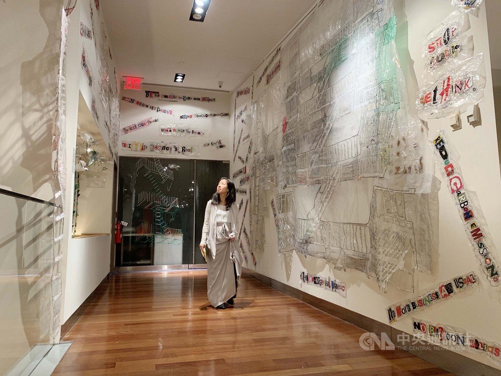 第9屆創意環境藝術競賽展美東時間6日在駐紐約辦事處開幕,紐約藝術家艾肯斯以裝置藝術「無所不在的未來」呈現塑膠袋汙染危害,獲得第3名。中央社記者尹俊傑紐約攝 108年11月7日