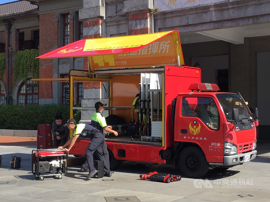 新竹市災害應變中心裝載各式設備的運輸車,開啟側翼門後,僅需8分鐘就可變成專業指揮所。中央社記者魯鋼駿攝 108年11月7日