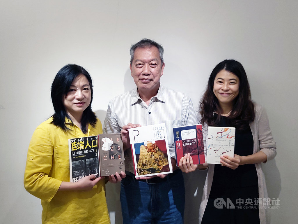 台灣法語譯者協會主辦「台灣法語譯者協會-法國巴黎銀行翻譯獎」,7日公布非文學類入圍名單,選出5名入圍譯者及翻譯作品。圖為評審團東海大學哲學系助理教授潘怡帆(右)、中研院史語所副研究員戴麗娟(左)及淡江大學法文系教授吳錫德(中)與入圍譯作合影。(台灣法語譯者協會提供)中央社記者陳政偉傳真 108年11月7日
