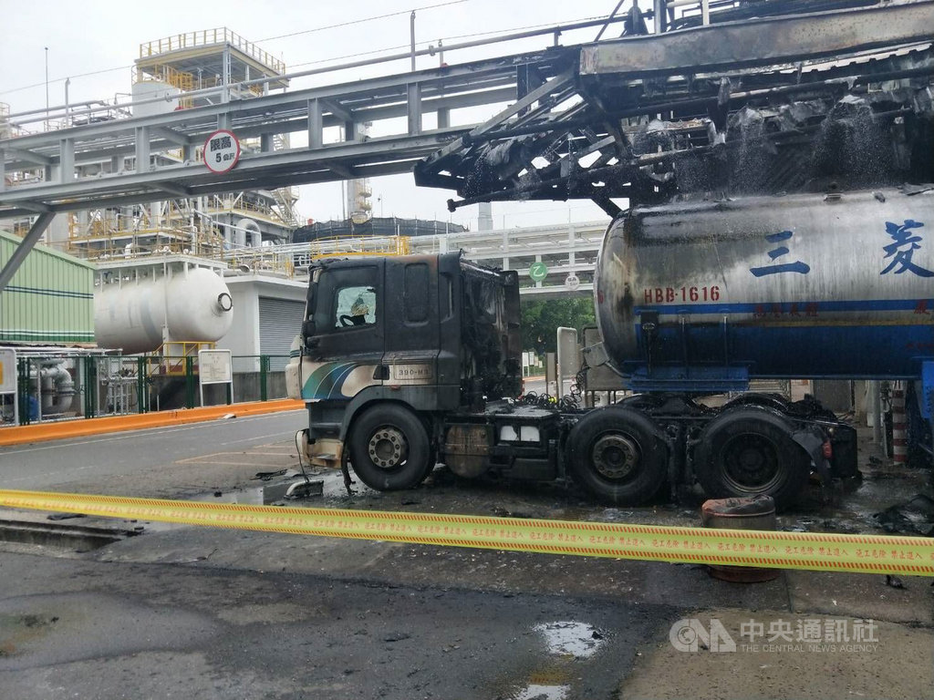 台塑公司林園廠一輛載運氯乙烯槽車7日凌晨因外洩氣體而起火爆炸,高雄市環保局稽查人員上午再度進廠稽查,因這次洩漏物為毒性化學物質,依空氣污染防制法裁處新台幣45萬元。(高市環保局提供)中央社記者陳朝福傳真 108年11月7日