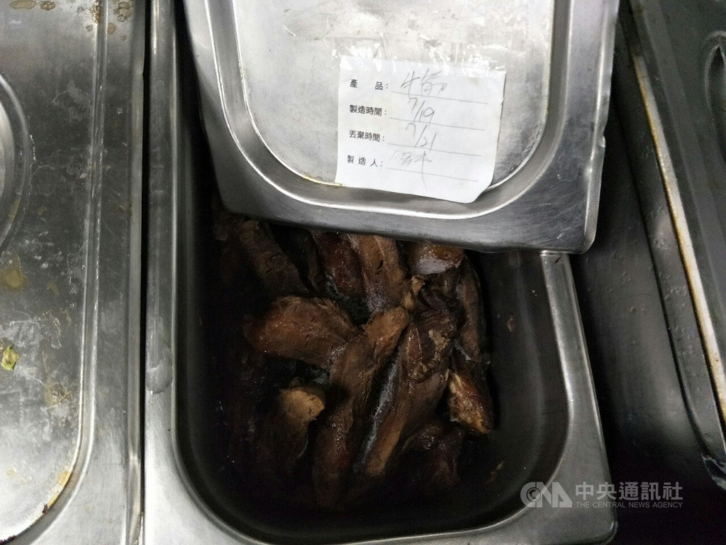 台中地檢署檢察官今年7月24日,指揮調查局與衛生單位,前往王座公司旗下的段純貞牛肉麵廣三SOGO店查緝,除查獲過期改標麵條,另發現過期開封滷豆干與牛筋。(檢方提供)中央社記者蘇木春傳真 108年11月7日