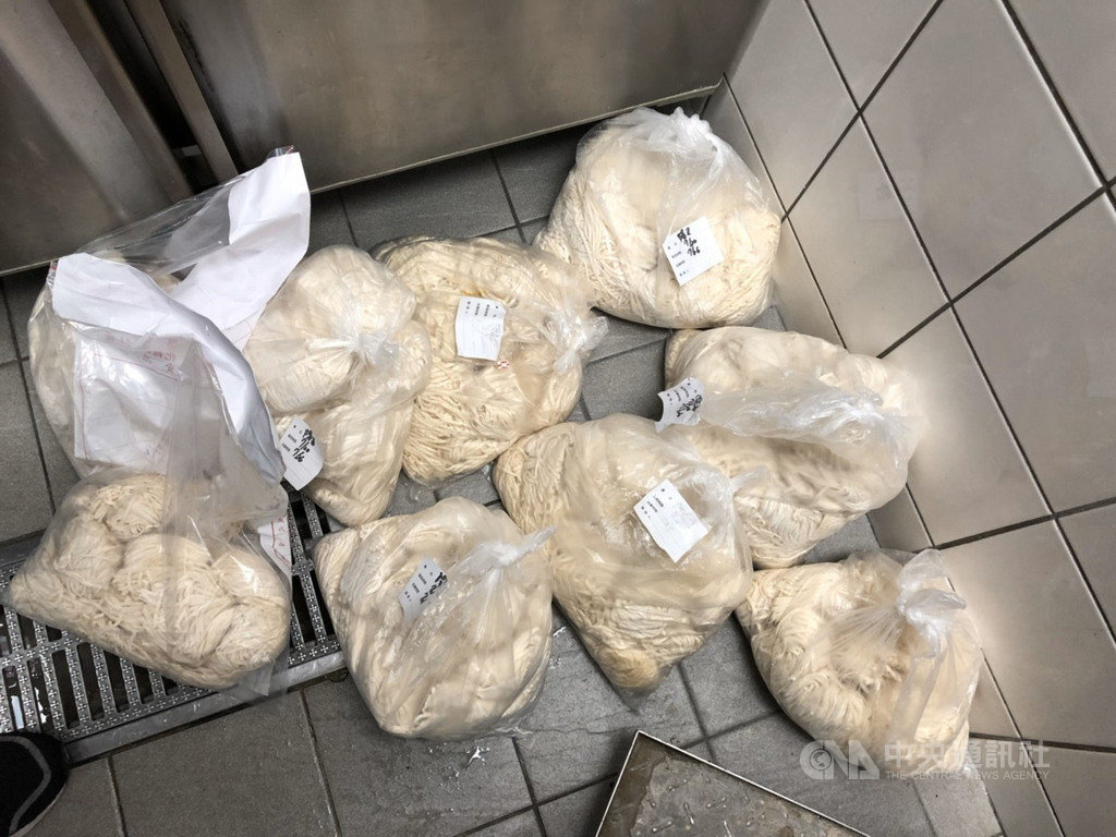 王座公司旗下段純貞牛肉麵台中廣三SOGO店員,因擔心食材耗損過多,將過期麵條改標烹煮販賣;台中地檢署檢察官接獲檢舉,7月24日指揮調查局與衛生單位前往店鋪查緝,當場查獲多包過期改標的麵條。(檢方提供)中央社記者蘇木春傳真 108年11月7日