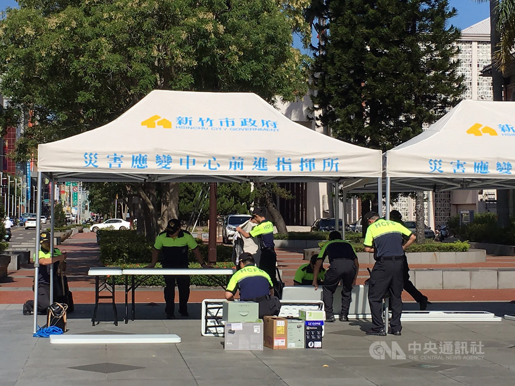新竹市消防局7日在新竹市政府前廣場進行災害應變中心「前進指揮所」演練示範,消防局人員從消防運輸車上卸下裝備,分工架設指揮帳、無線電、視訊設備等,8分鐘就可變成專業指揮所。中央社記者魯鋼駿攝 108年11月7日