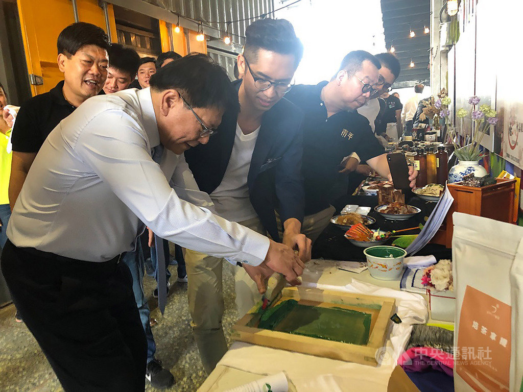 屏東縣政府開辦「大店長」系列課程邁入第5屆,7日舉辦結訓典禮及成果展,縣長潘孟安(前左)到場參觀並親自動手體驗。(屏東縣政府提供)中央社記者郭芷瑄傳真 108年11月7日