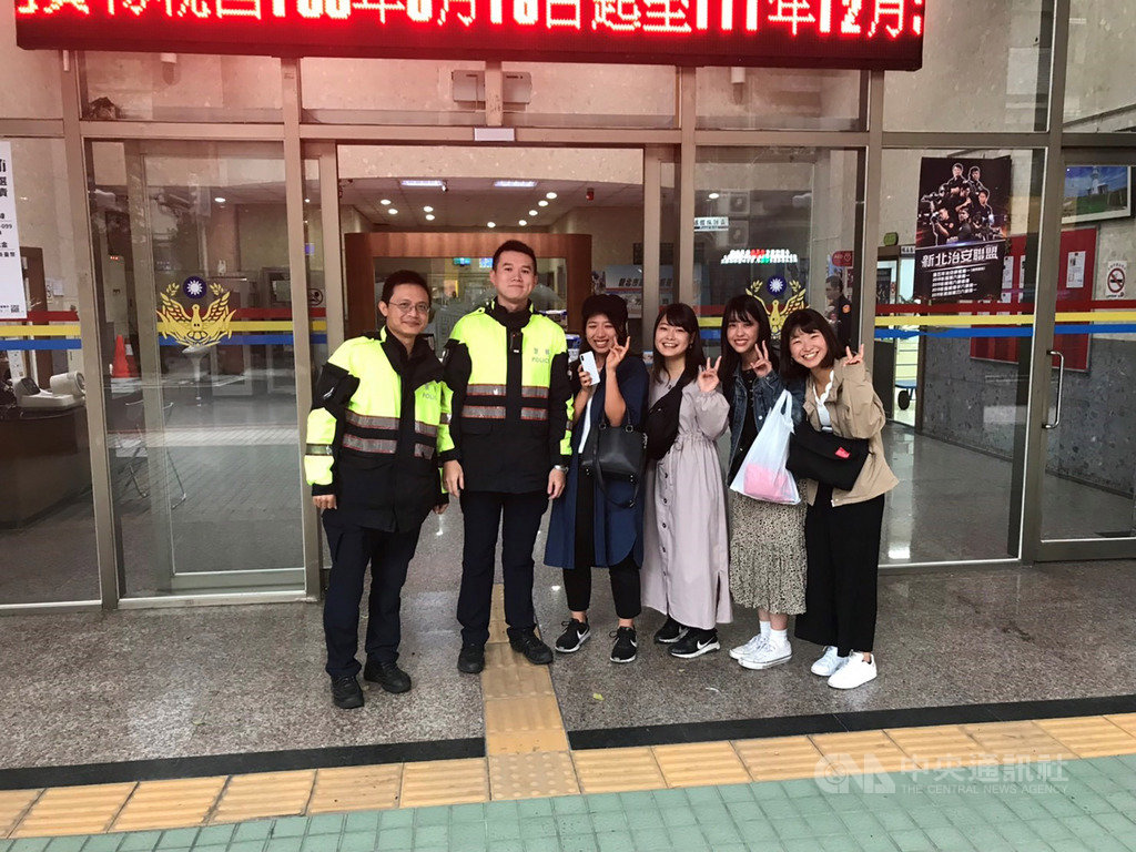 日籍女子杉浦(左3)日前到新北平溪旅遊,將手機遺落在計程車上,經瑞芳派出所員警協助順利找回,杉浦與同行友人都直呼「台灣警察真是熱心、親切」。(瑞芳警分局提供)中央社記者王朝鈺傳真 108年11月7日