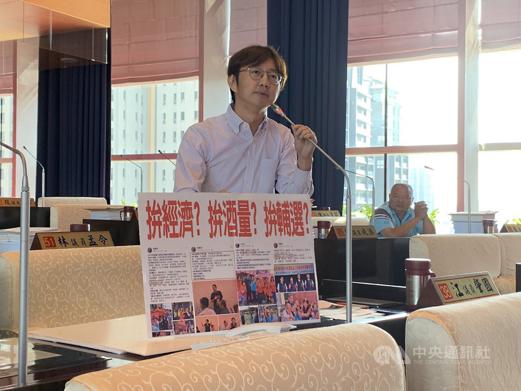 民進黨籍台中市議員江肇國(圖)7日在市議會質詢時指出,經發局長張峯源在臉書發文「喝酒量等於業務量」等發言不當,質疑到底是拚經濟、拚酒量、還是拚輔選。中央社記者趙麗妍攝 108年11月7日