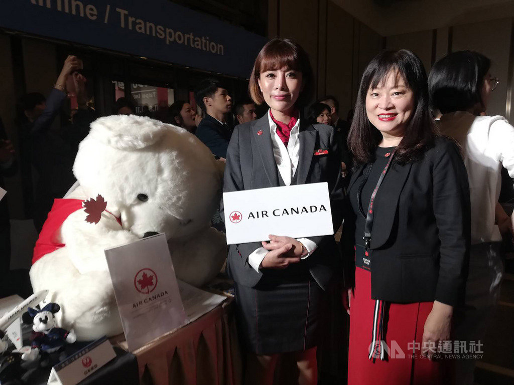 2019ITF台北國際旅展8日將在南港展覽館登場,加拿大航空台灣區總經理陳美至(右)7日表示,這次特別請來人型立牌空姐本尊Joanna(左)為民眾服務。中央社記者汪淑芬攝 108年11月7日