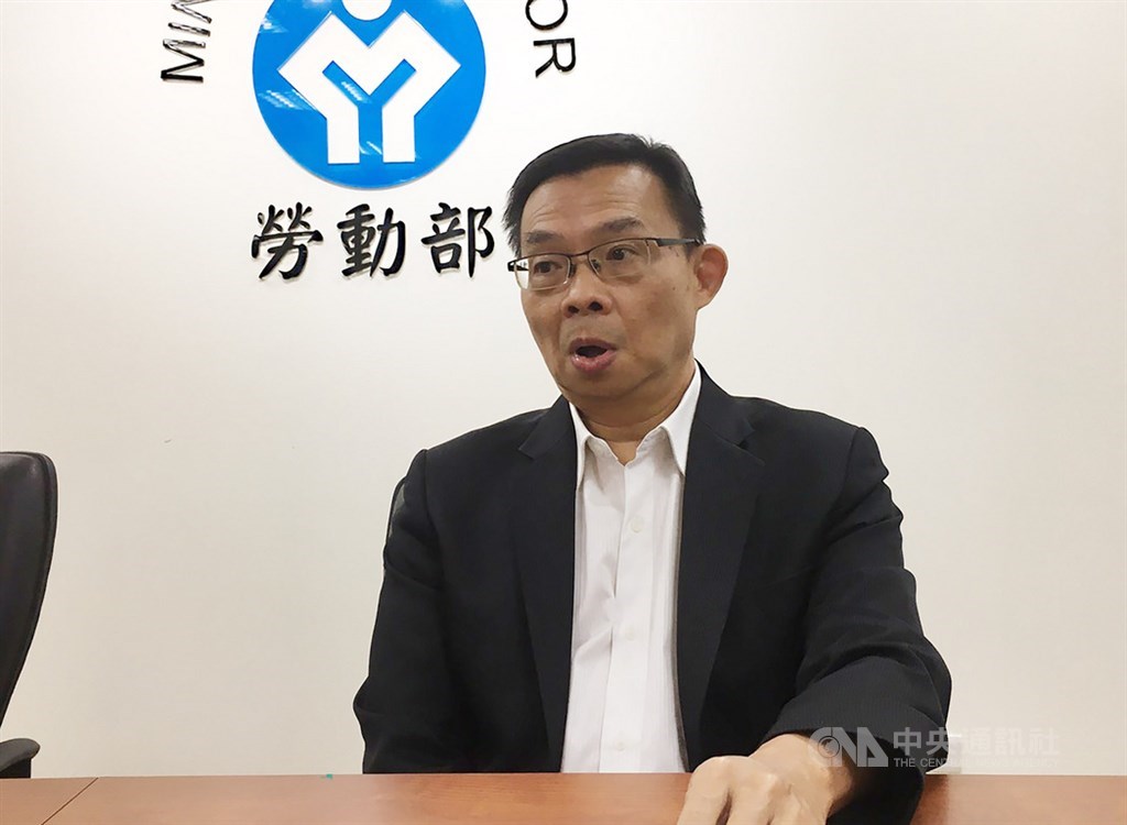 國民黨總統參選人韓國瑜國政顧問團總召張善政7日發布就保、勞退、勞保「勞動三箭」,勞動部次長林明裕(圖)對此表示,相關議題一直都有在研議中,務實作法應該是穩健地讓勞工權益得到保障。中央社記者吳欣紜攝 108年11月7日