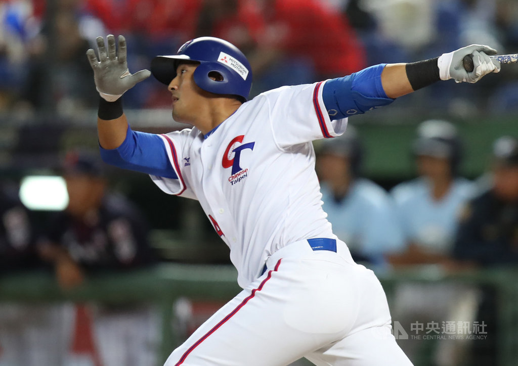 2019第2屆世界12強棒球錦標賽B組預賽賽程最後一天,7日晚間在台中洲際球場由中華隊迎戰日本隊,4局下,中華隊林哲瑄敲安,順利站上壘包。中央社記者張新偉攝 108年11月7日