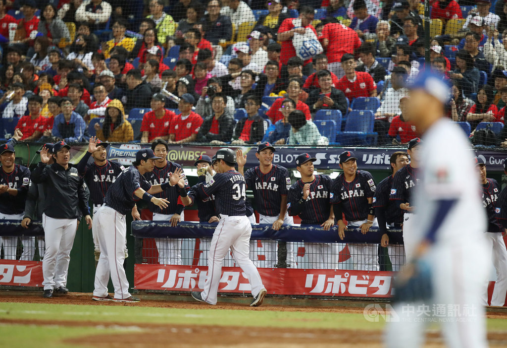 2019世界12強棒球賽B組預賽7日晚間在台中洲際棒球場由中華隊與日本隊(黑衣)交手,力拚分組第一。9局上,日本隊攻勢頻頻,再添3分,以8比0領先。中央社記者張新偉攝 108年11月7日