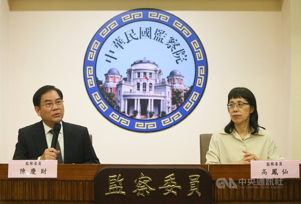 監察院針對中央選舉委員會辦理107年公投案,通過彈劾前中選會主委陳英鈐,監察委員高鳳仙(右)、陳慶財(左)7日下午舉行記者會說明全案審查過程及投票結果。中央社記者謝佳璋攝 108年11月7日