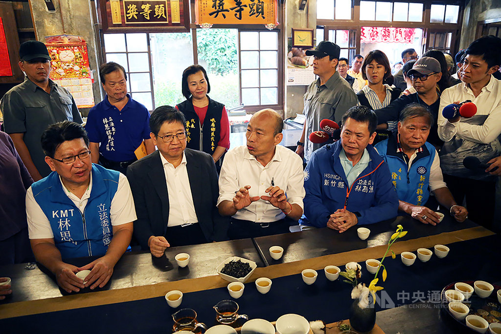 國民黨總統參選人韓國瑜(前左3)7日在新竹縣長楊文科(前左2)、立委林為洲(前左4)、立委參選人林思銘(前左)陪同下,訪問富興茶葉文化館,並一同品嚐東方美人茶。中央社記者魯鋼駿攝 108年11月7日
