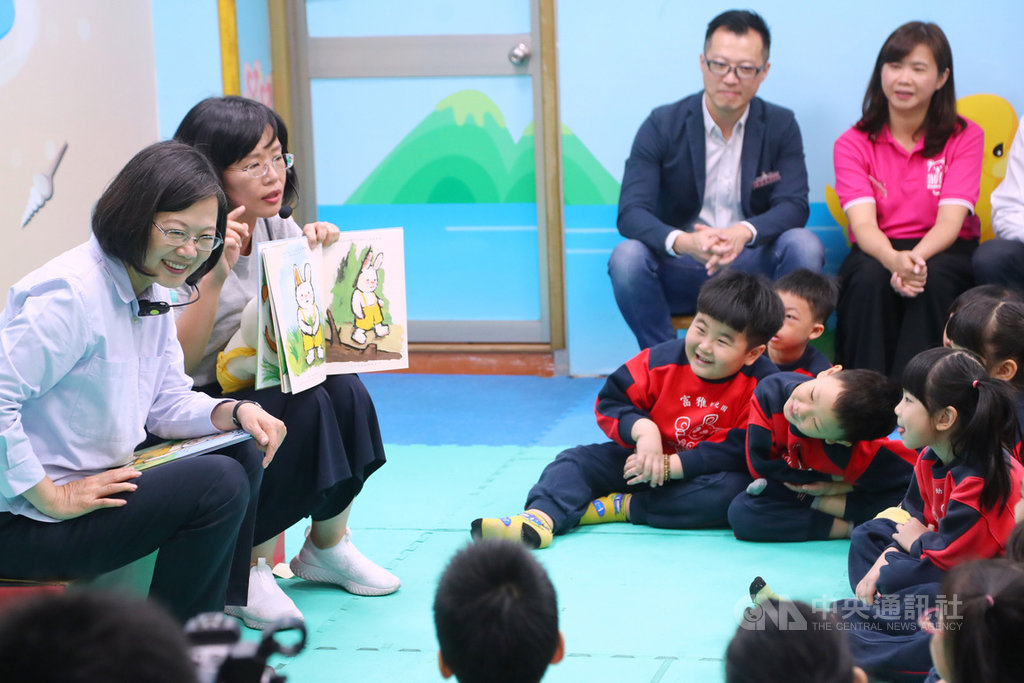 總統蔡英文(左)與民進黨立委蘇巧慧(左2)7日到新北市富雅幼兒園參觀教學狀況,現場讀繪本給小朋友聽。中央社記者王騰毅攝 108年11月7日
